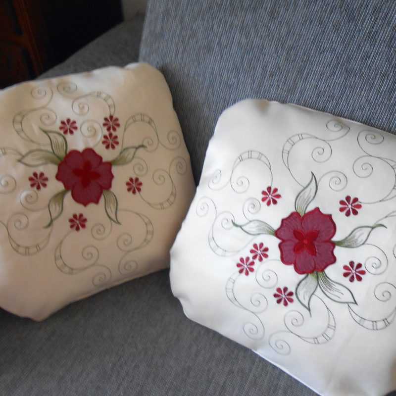 Coussins écrus brodés fleurs