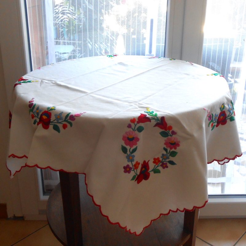 Nappe - CARRÉE brodée fleurs