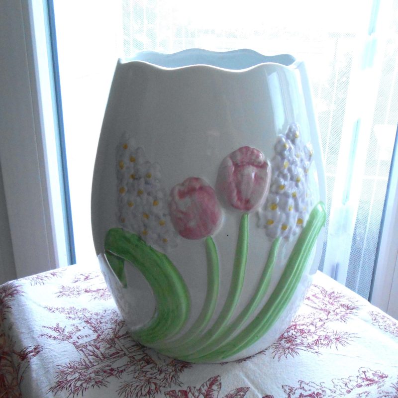 Vase orné de tulipes