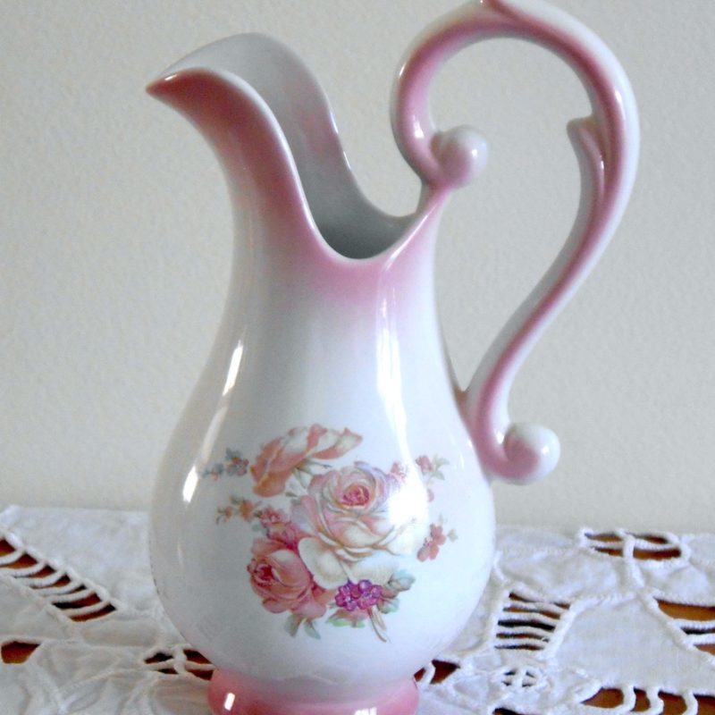 Aiguière blanche et rose