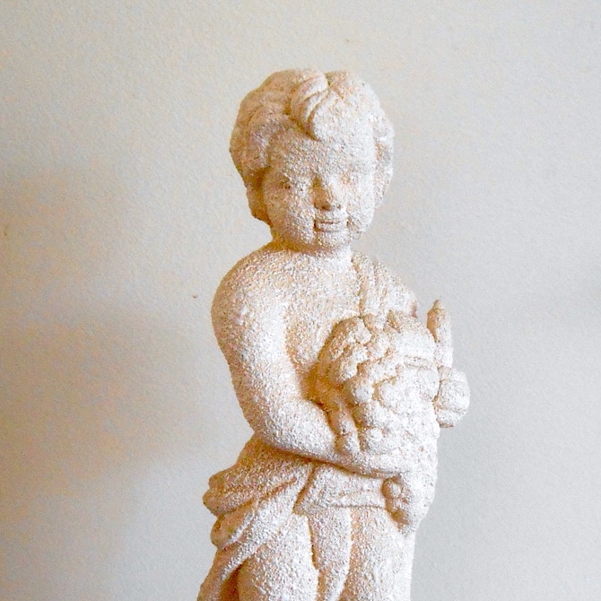 Statue - ange avec RAISIN