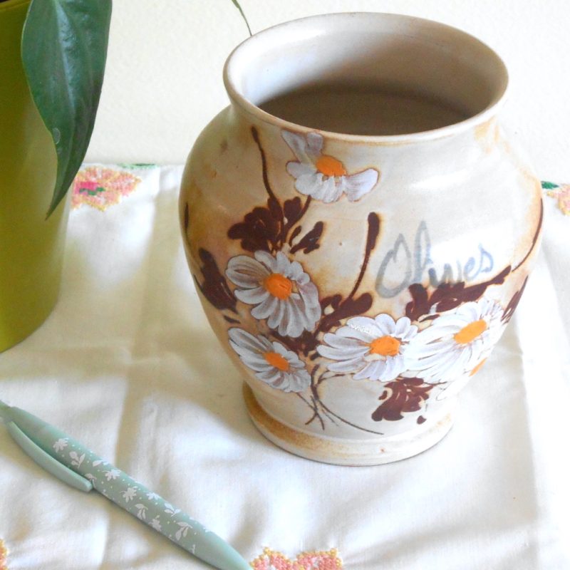 Vase beige - anémones blanches