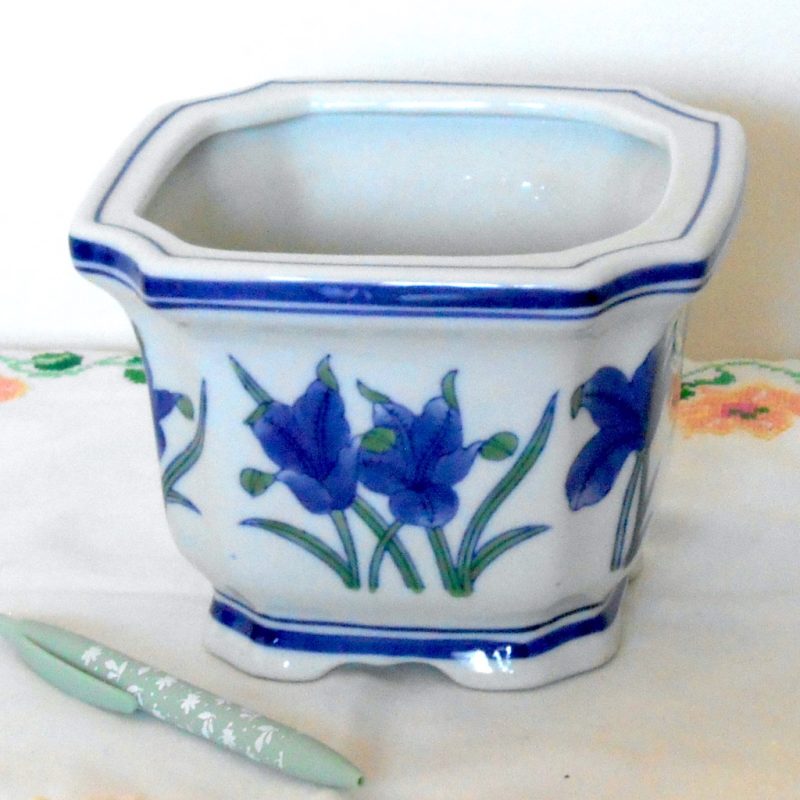 Cache pot - petits lys bleus