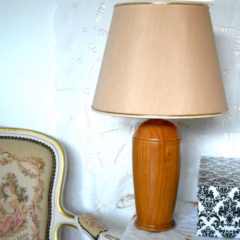 Lampe bois - abat jour beige liseré or