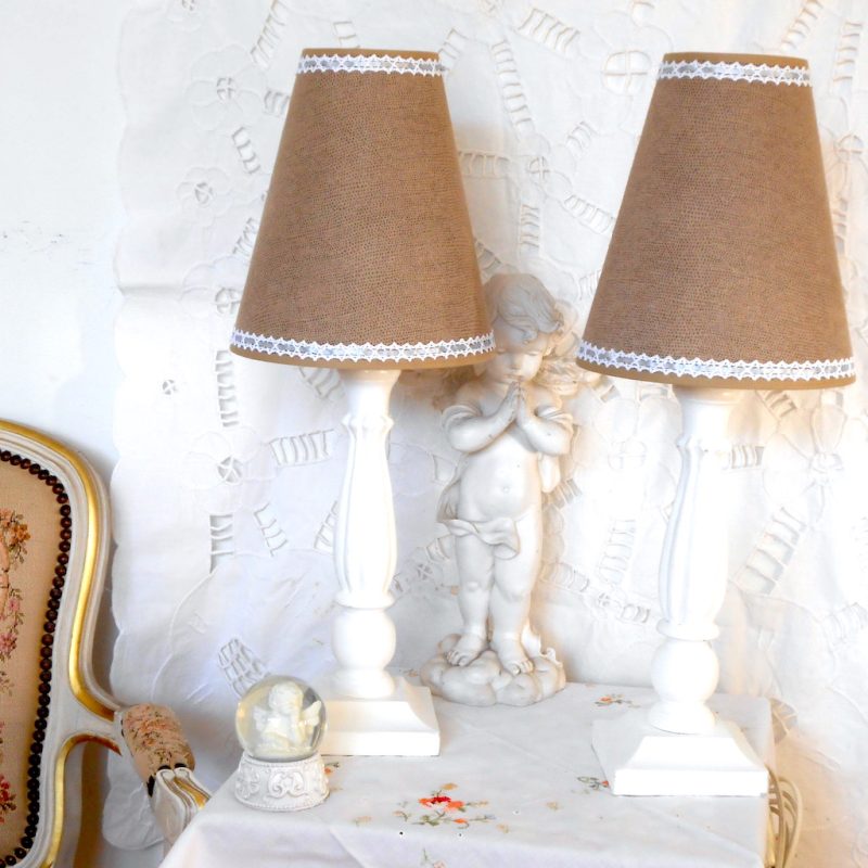 Lampes 2 - Haute pied blanc abatjour beige dentelle