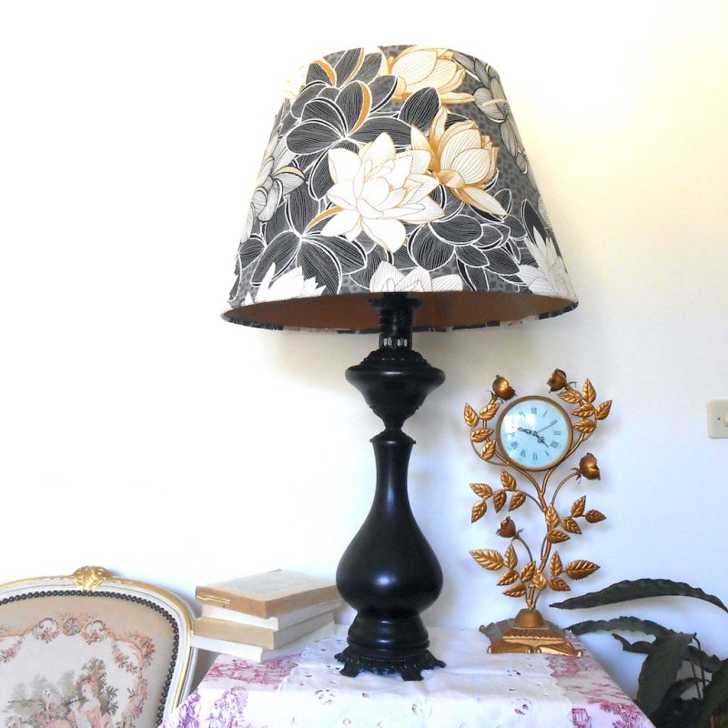 Lampe - grandes fleurs noir-beige