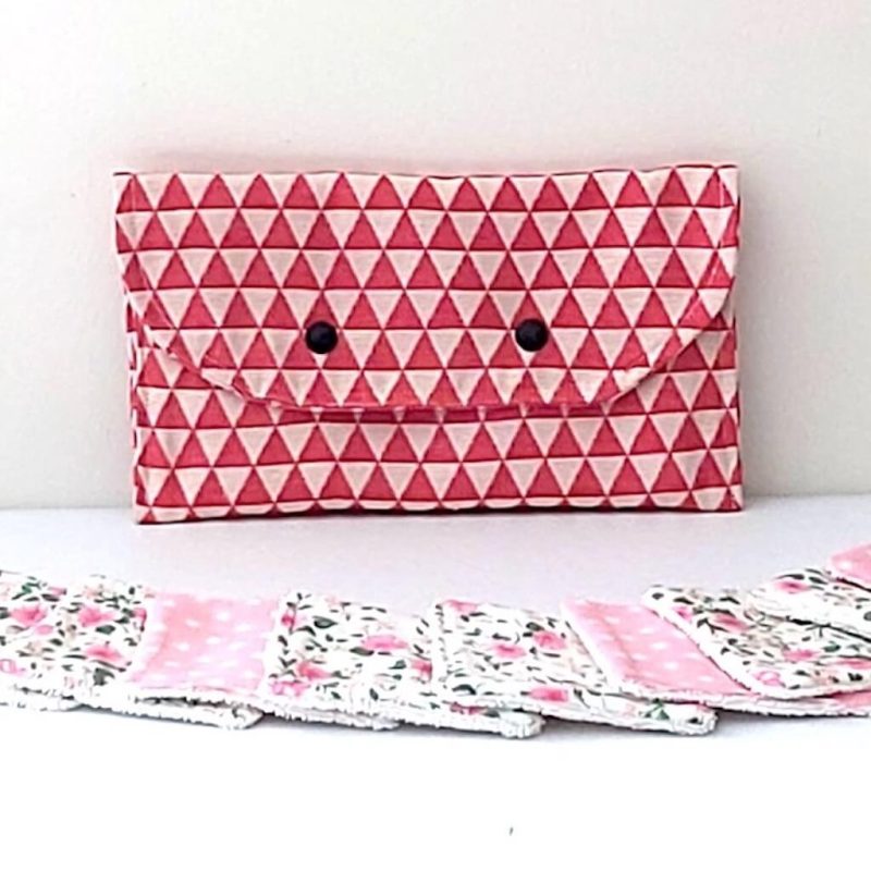 Lingettes rose et fleurs pochette rouge