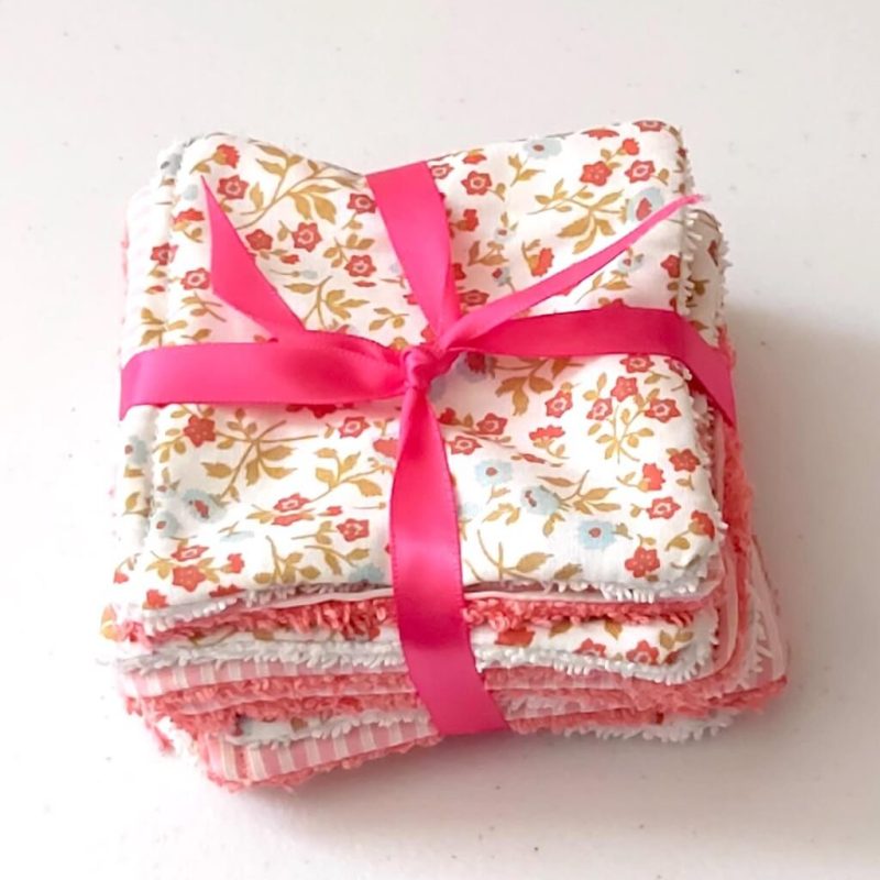 Lingettes rayées roses et fleuries rouges