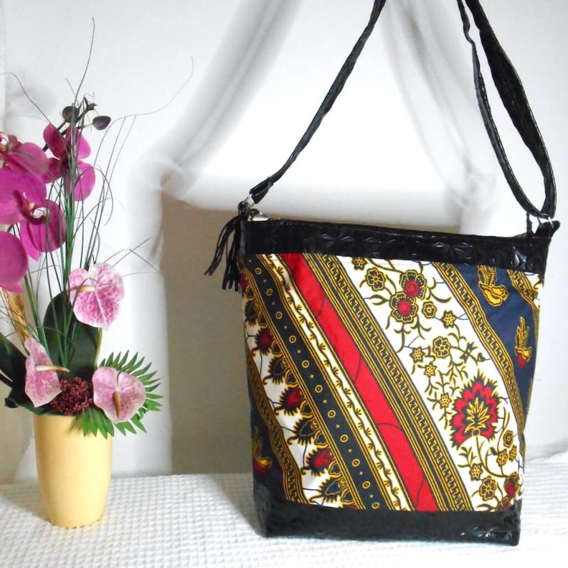 Cabas skai noir tissus WAX avec porte monnaie et pochette