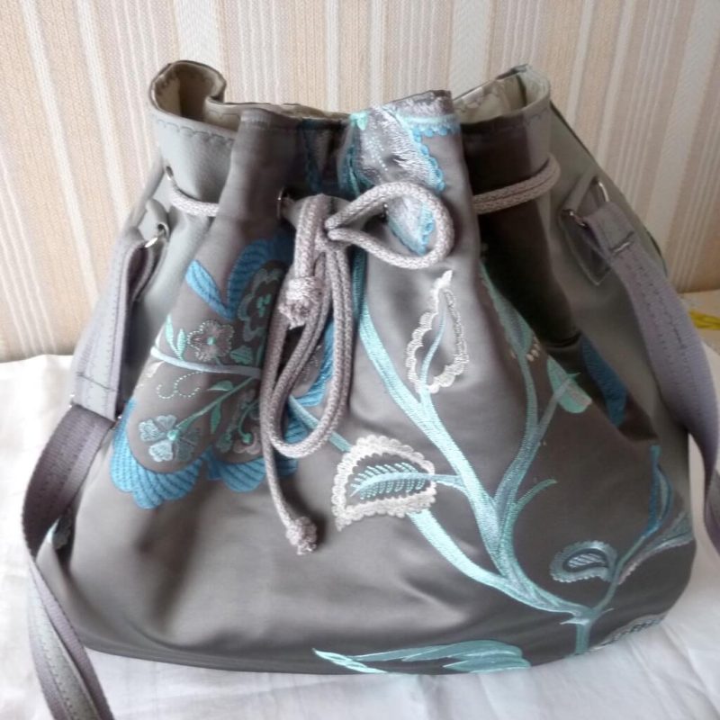 Sac seau gris tissus fleur brodée bleue