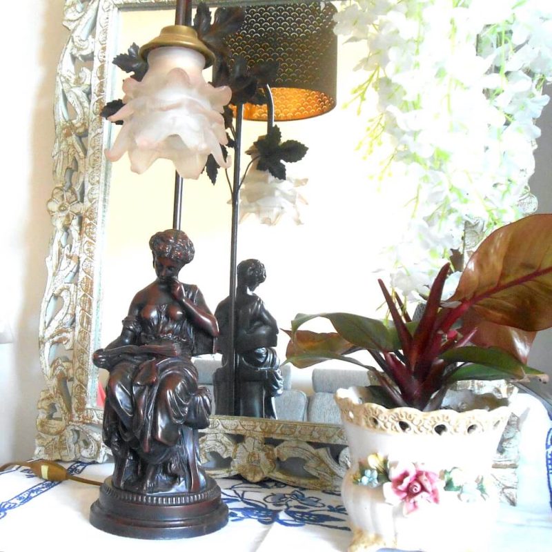 Lampe -  Femme assise
