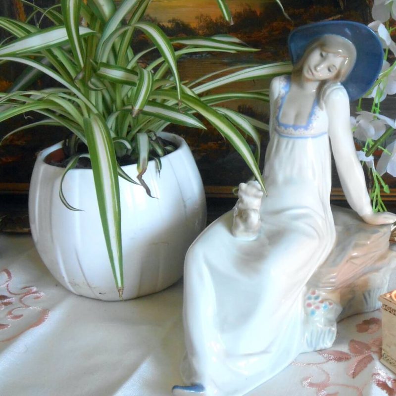 Statue - porcelaine Femme assise et son Chien