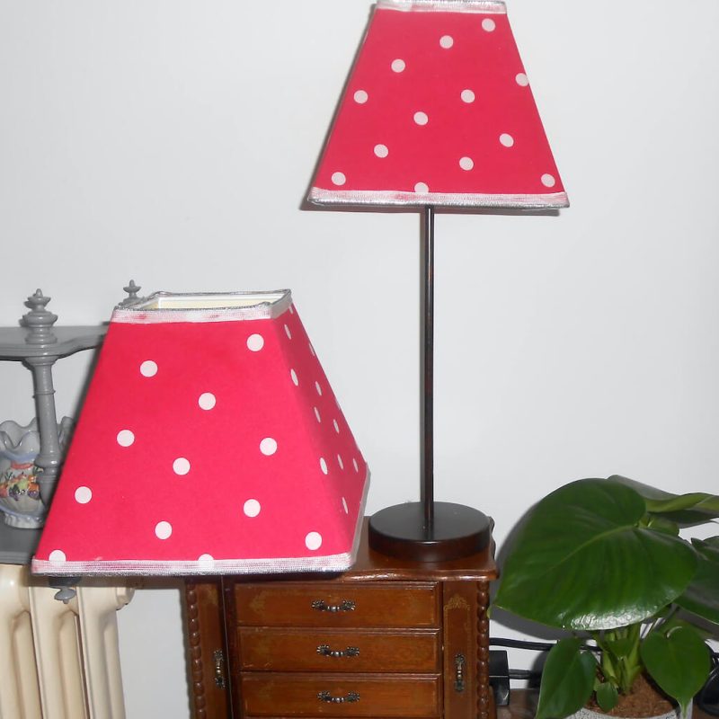 Lampes 2 - abatjour carré rouge a pois