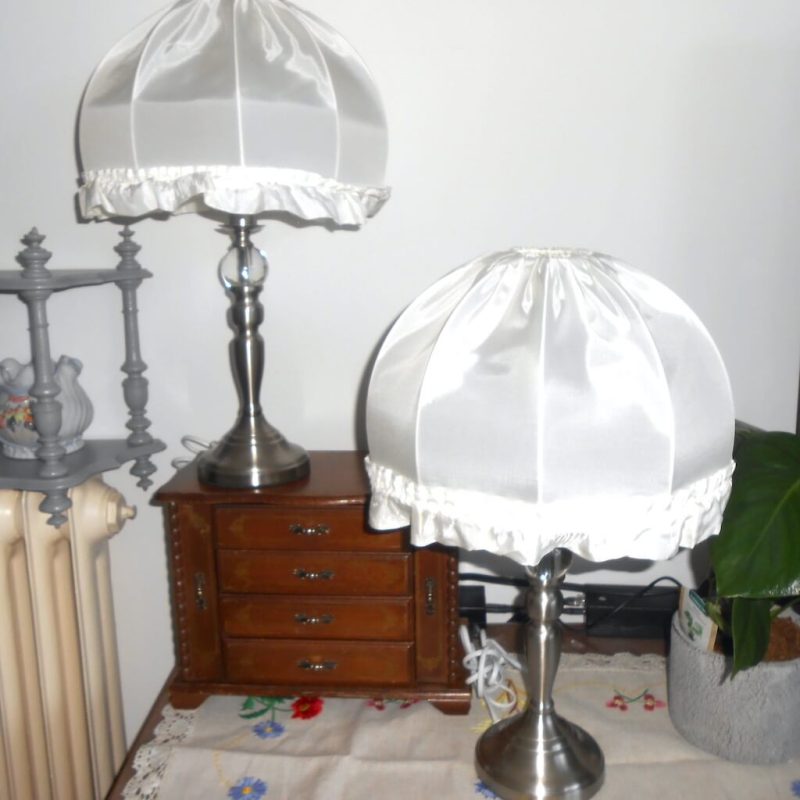 Lampes 2 - pied chromé boule verre abat-jour satin blanc cassé